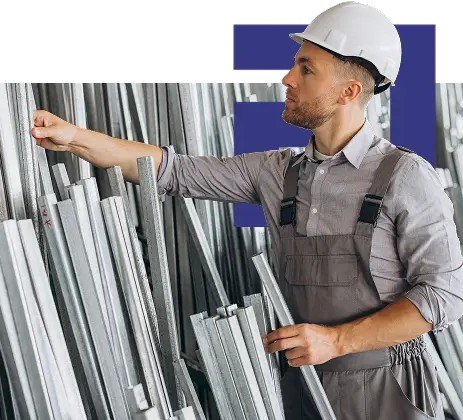 Equipe trabalhando com perfis de alumínio