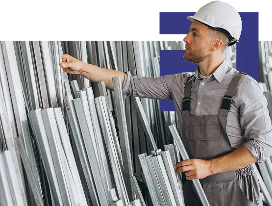 Equipe trabalhando com perfis de alumínio