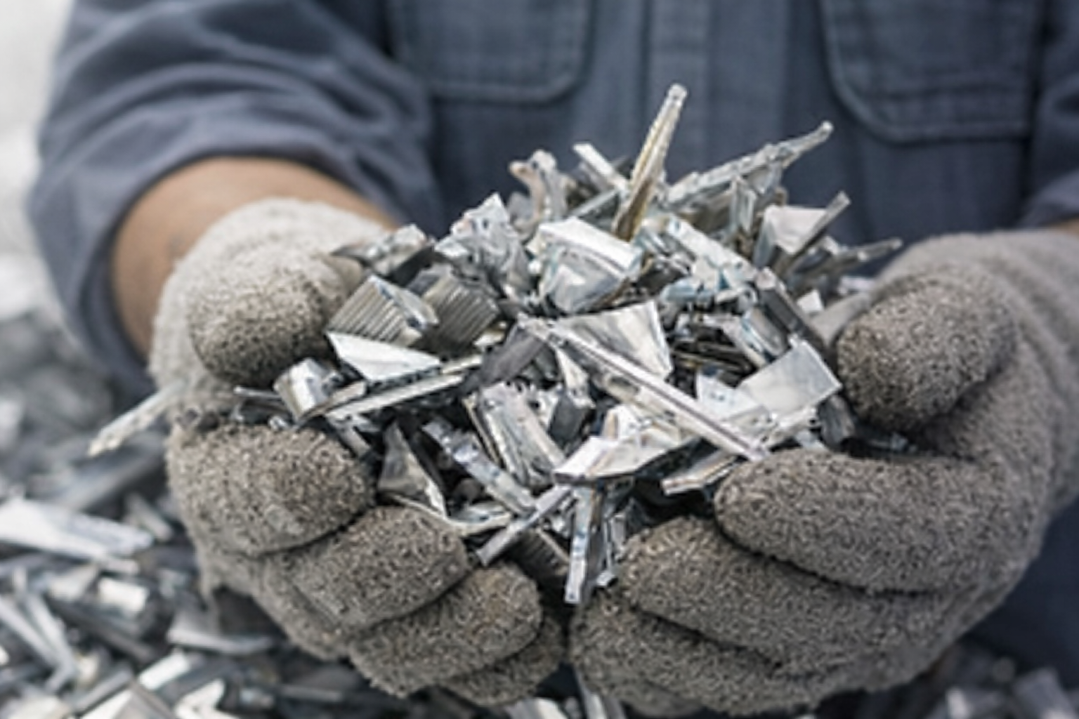 Mao com sucata de aluminio