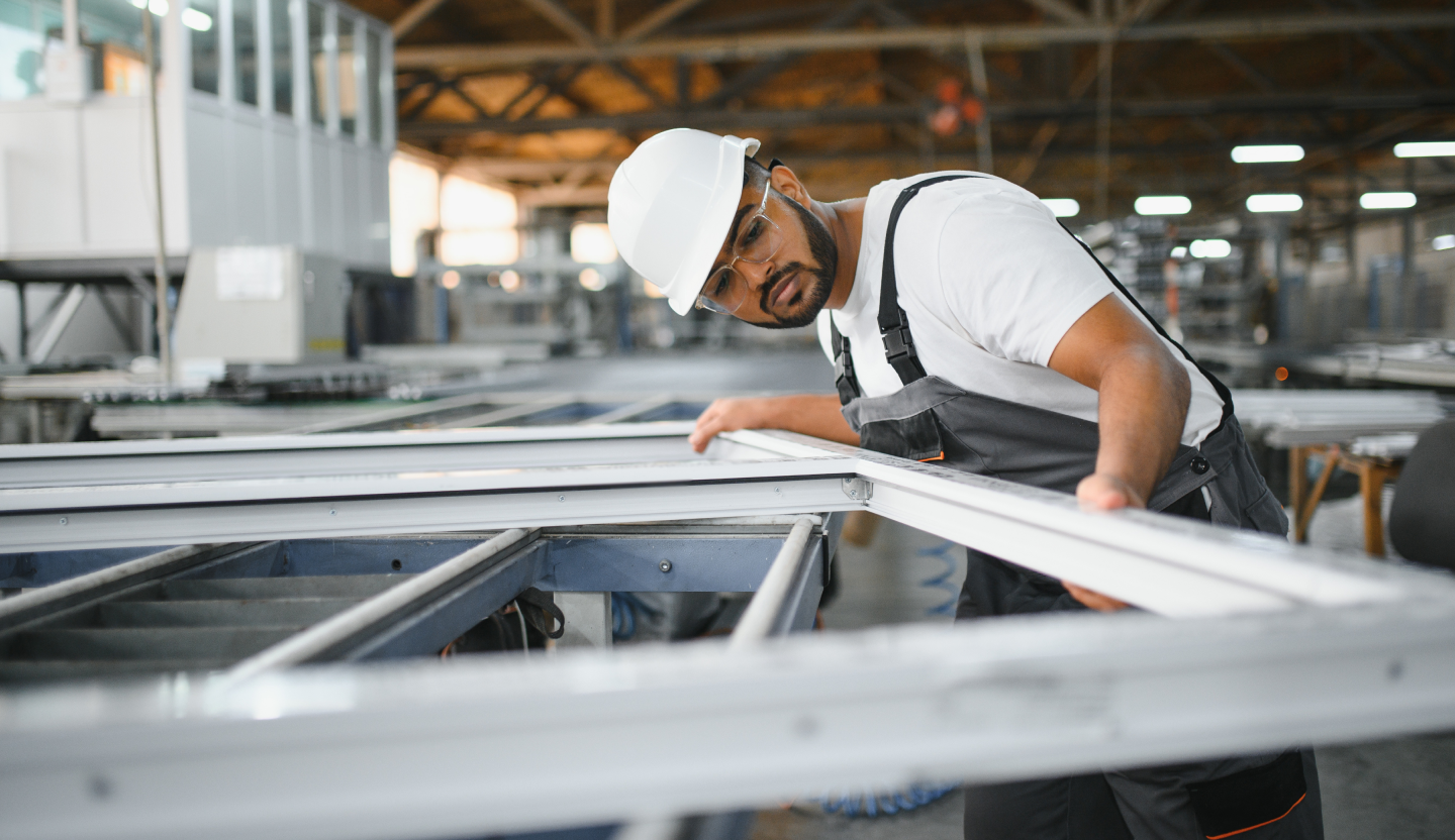 Profissional trabalhando com estruturas metálicas